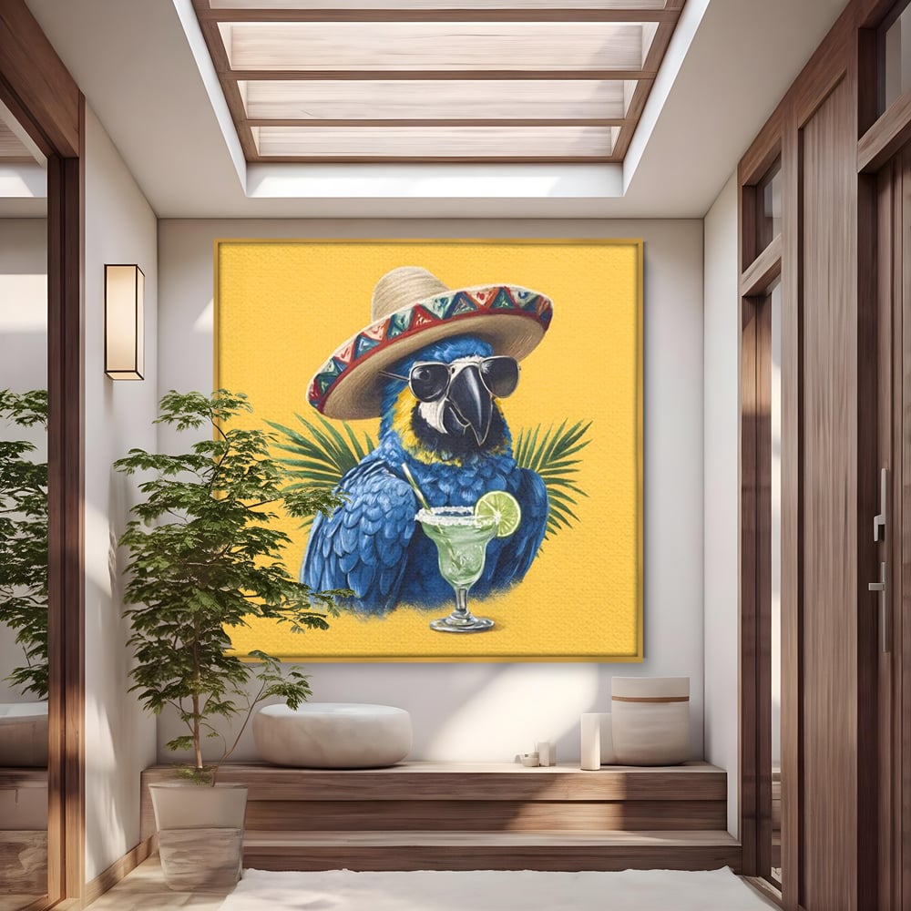 Tablou canvas cu tablou canvas cu papagal cu sombrero si cocktail, in rama de aluminiu auriu